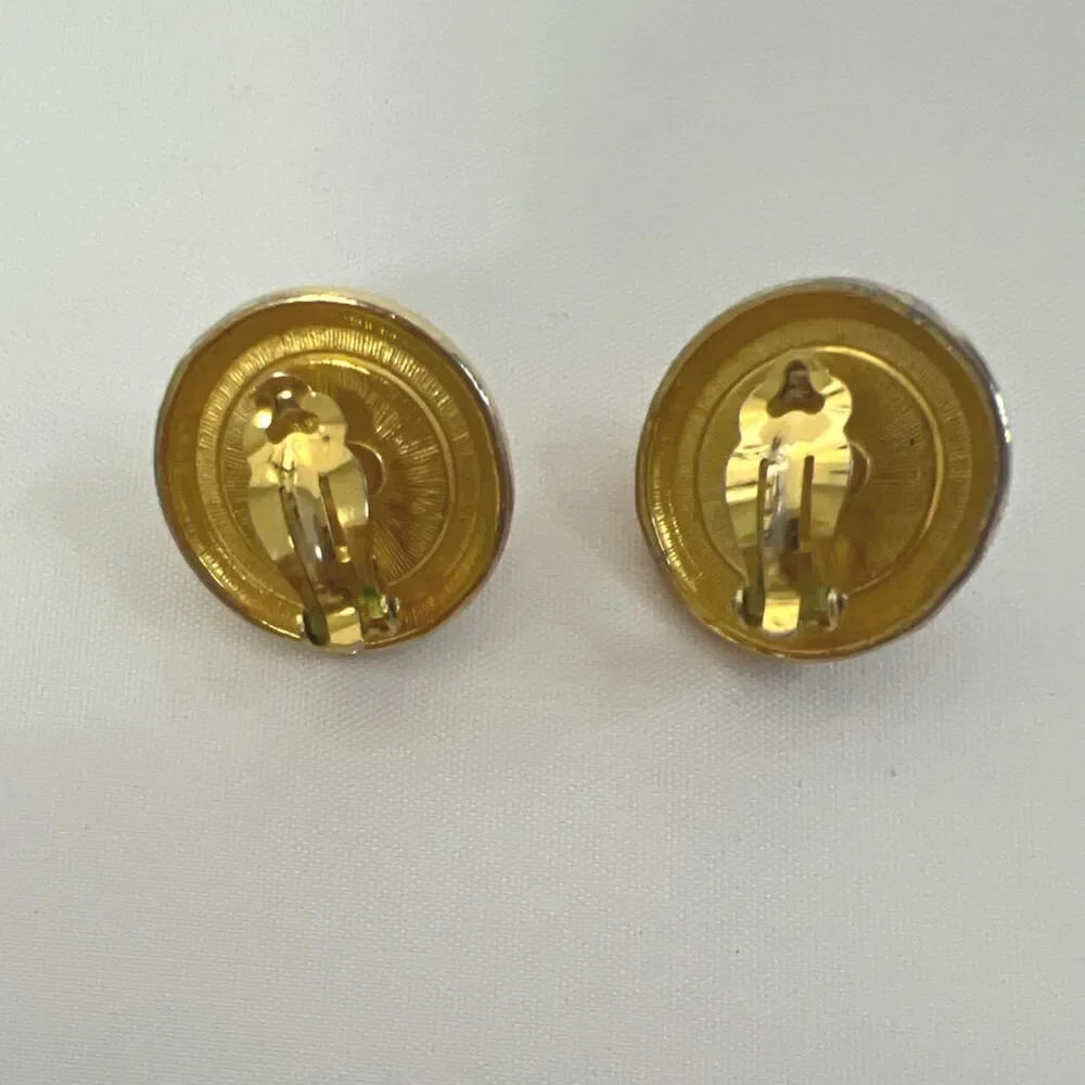 VTG Carolee Large Gold Tone Faux Mabe Pearl Button Clip On Earrings